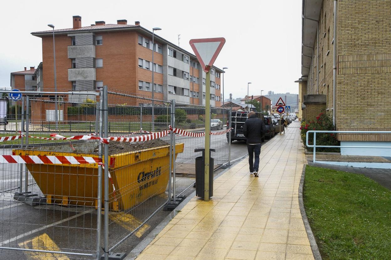 Zona en la que la constructora Arruti, contratada por Sniace, intenta localizar un pozo oculto bajo el pavimento. luis palomeque