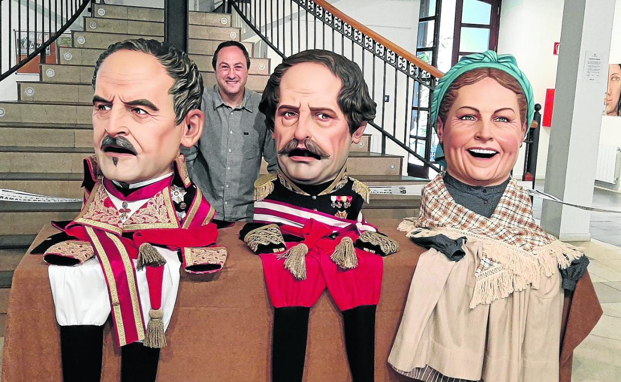 Juan Domingo Álvarez posa junto a las figuras de los dos generales. 