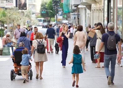 Imagen secundaria 1 - La prudencia reina en las calles el primer día sin mascarilla