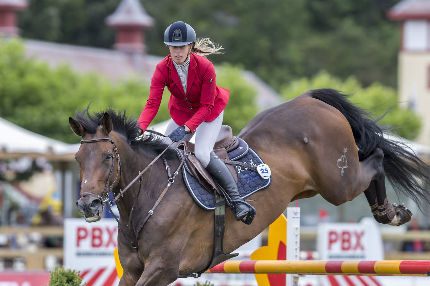 La campa del Palacio de La Magdalena acoge este fin de semana la XXI edición del Concurso de Saltos Internacional de Santander, en el que participan 67 jinetes y un centenar de caballos en nueve pruebas. Entre los jinetes figuran cántabros como Javier López Aróstegui, Borja Villalón, Iván Serrano o Pablo Díaz Cuevas. Además, esta edición cuenta con gran representación internacional de Francia, México, Portugal y Bélgica.