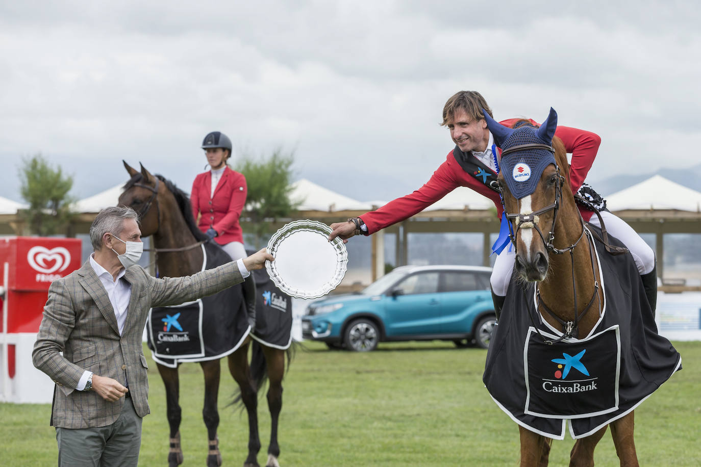 La campa del Palacio de La Magdalena acoge este fin de semana la XXI edición del Concurso de Saltos Internacional de Santander, en el que participan 67 jinetes y un centenar de caballos en nueve pruebas. Entre los jinetes figuran cántabros como Javier López Aróstegui, Borja Villalón, Iván Serrano o Pablo Díaz Cuevas. Además, esta edición cuenta con gran representación internacional de Francia, México, Portugal y Bélgica.