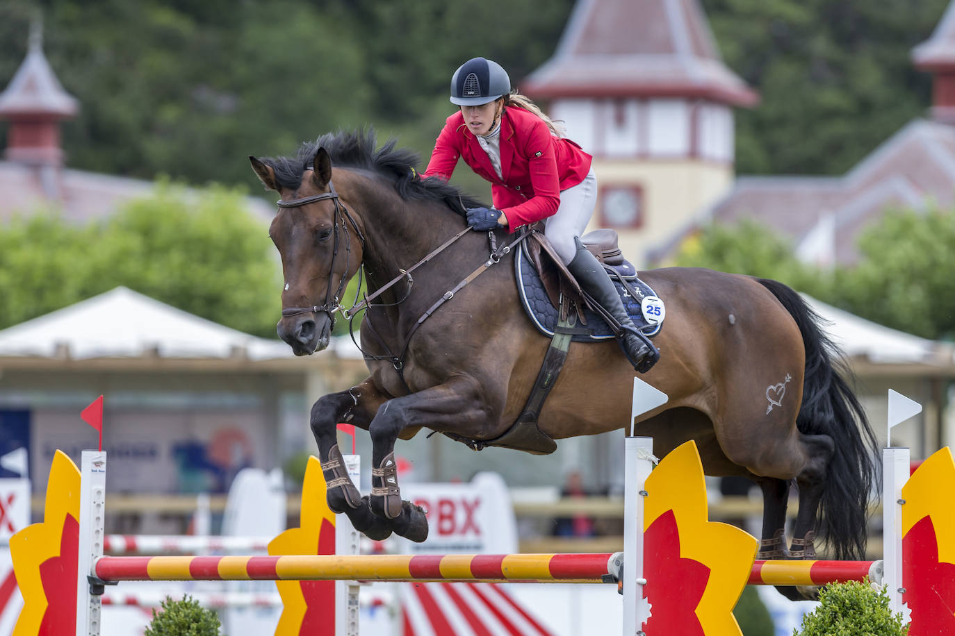 La campa del Palacio de La Magdalena acoge este fin de semana la XXI edición del Concurso de Saltos Internacional de Santander, en el que participan 67 jinetes y un centenar de caballos en nueve pruebas. Entre los jinetes figuran cántabros como Javier López Aróstegui, Borja Villalón, Iván Serrano o Pablo Díaz Cuevas. Además, esta edición cuenta con gran representación internacional de Francia, México, Portugal y Bélgica.