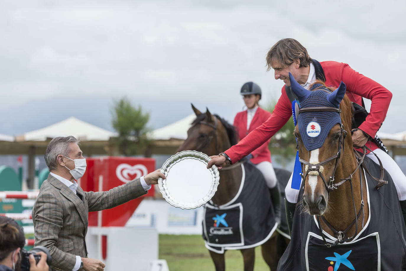 La campa del Palacio de La Magdalena acoge este fin de semana la XXI edición del Concurso de Saltos Internacional de Santander, en el que participan 67 jinetes y un centenar de caballos en nueve pruebas. Entre los jinetes figuran cántabros como Javier López Aróstegui, Borja Villalón, Iván Serrano o Pablo Díaz Cuevas. Además, esta edición cuenta con gran representación internacional de Francia, México, Portugal y Bélgica.