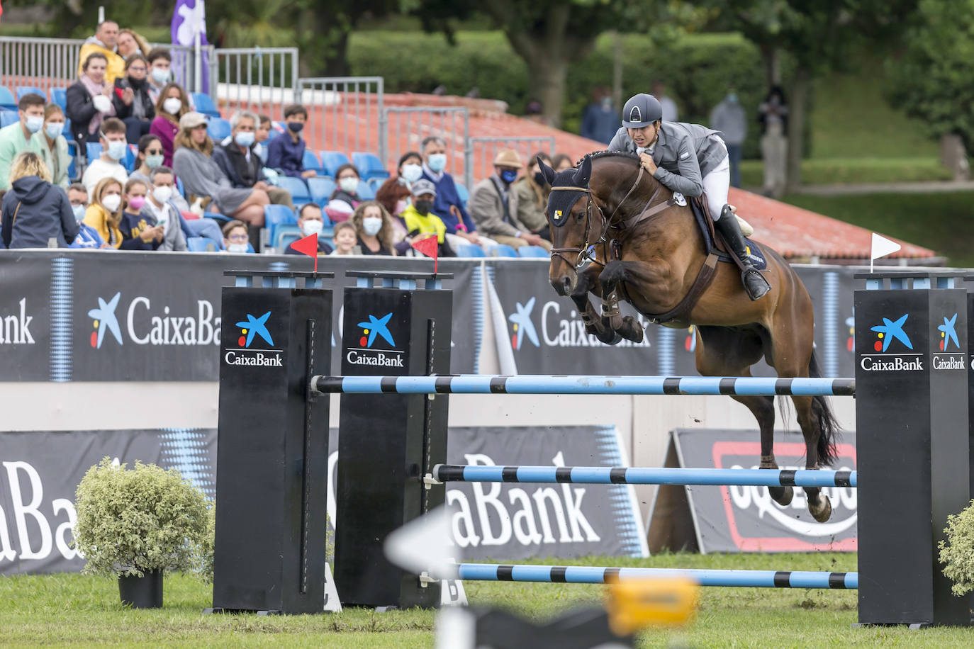 La campa del Palacio de La Magdalena acoge este fin de semana la XXI edición del Concurso de Saltos Internacional de Santander, en el que participan 67 jinetes y un centenar de caballos en nueve pruebas. Entre los jinetes figuran cántabros como Javier López Aróstegui, Borja Villalón, Iván Serrano o Pablo Díaz Cuevas. Además, esta edición cuenta con gran representación internacional de Francia, México, Portugal y Bélgica.