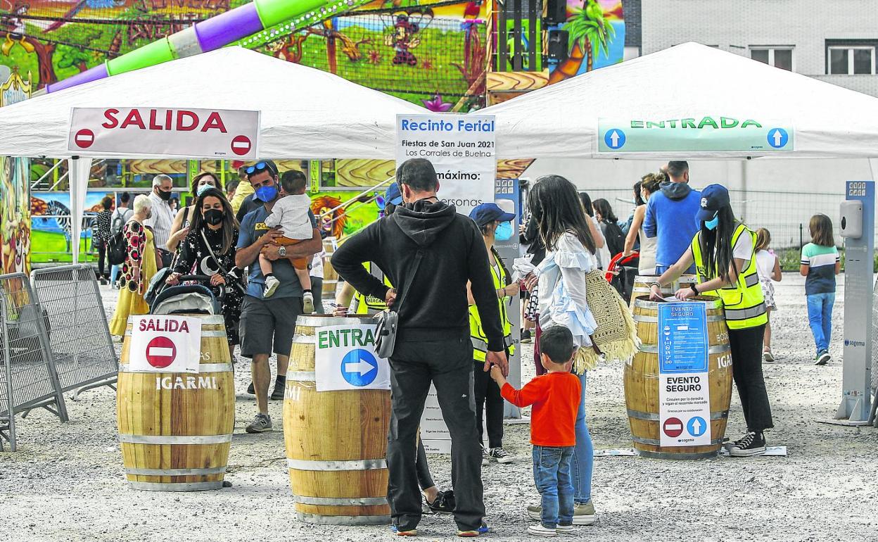 Los Corrales de Buelna habilitó hace unos días un recinto ferial con restricciones de acceso y aforo para celebrar las fiestas de San Juan. 