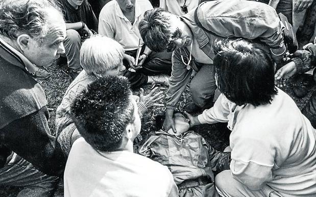 Imagen. Una de las cuatro niñas entra en trance en la zona de los pinos. Las pequeñas estaban sometidas al escrutinio constante por todo tipo de expertos. 