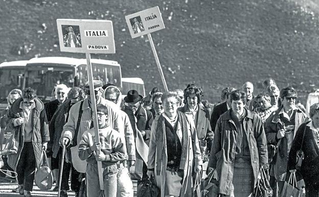 Imagen.  Un grupo de peregrinos visita San Sebastián de Garabandal. A pesar de que la Iglesia no lo ha reconocido, cientos de fieles lo visitan cada año. 