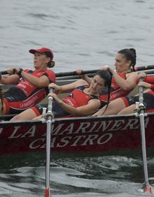 Imagen secundaria 2 - Arriba, Pedreña que estuvo por debajo de los esperado en una regata condcionada por las calles. Abajo a la izquierda, Camargo, que empeoró ligeramente su rendicmiento. Y a la derecha, La Marinera, que mejoró respecto al fin de semana pasado.