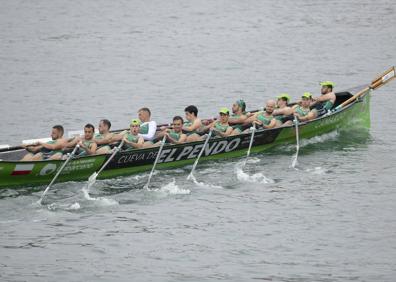 Imagen secundaria 1 - Arriba, Pedreña que estuvo por debajo de los esperado en una regata condcionada por las calles. Abajo a la izquierda, Camargo, que empeoró ligeramente su rendicmiento. Y a la derecha, La Marinera, que mejoró respecto al fin de semana pasado.