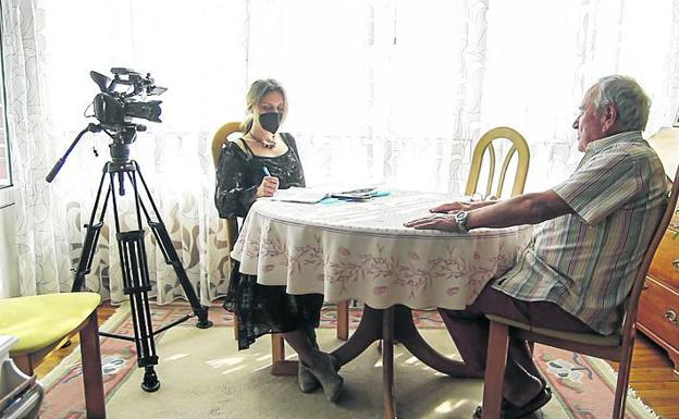 Bernardo Ruiz, en su casa, durante la grabación de su testimonio.