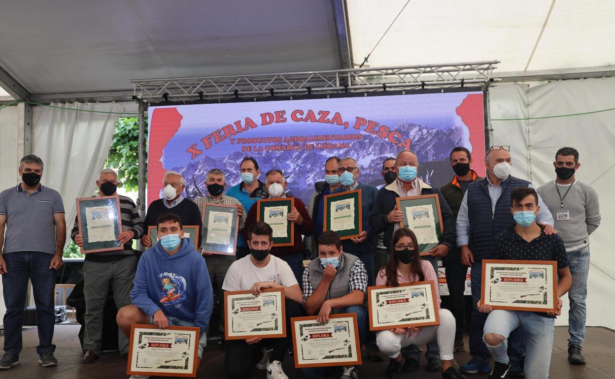 Organizadores, jefes de cuadrilla y cazadores homenajeados en la Feria de Caza celebrada en Potes 