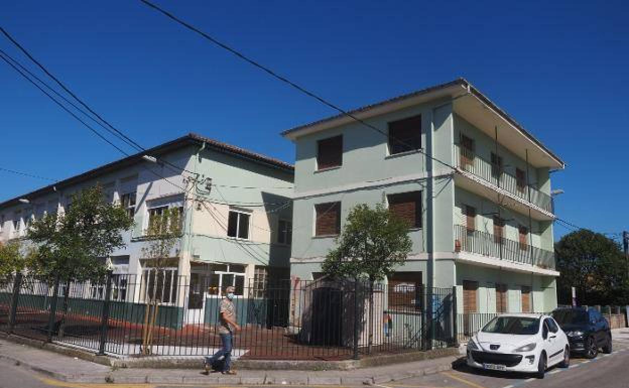 El centro cívico de Sierrapando unirá la antigua casa de los maestros, a la derecha, y el colegio público Pancho Cossío, a la izquierda