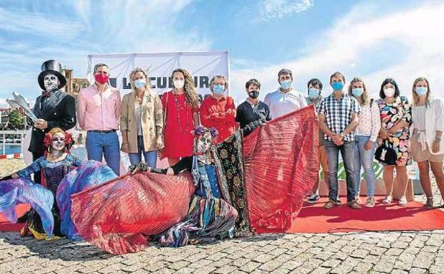 Presentación, el pasado verano en Castro Urdiales, de las actividades culturales que recorrieron varios municipios cántabros.