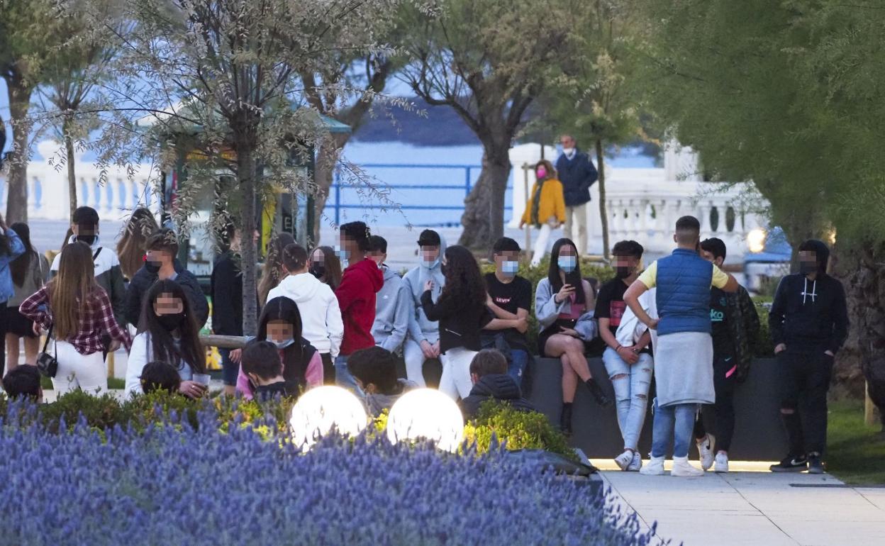 Un grupo de jóvenes reunidos en la zona de El Sardinero. 