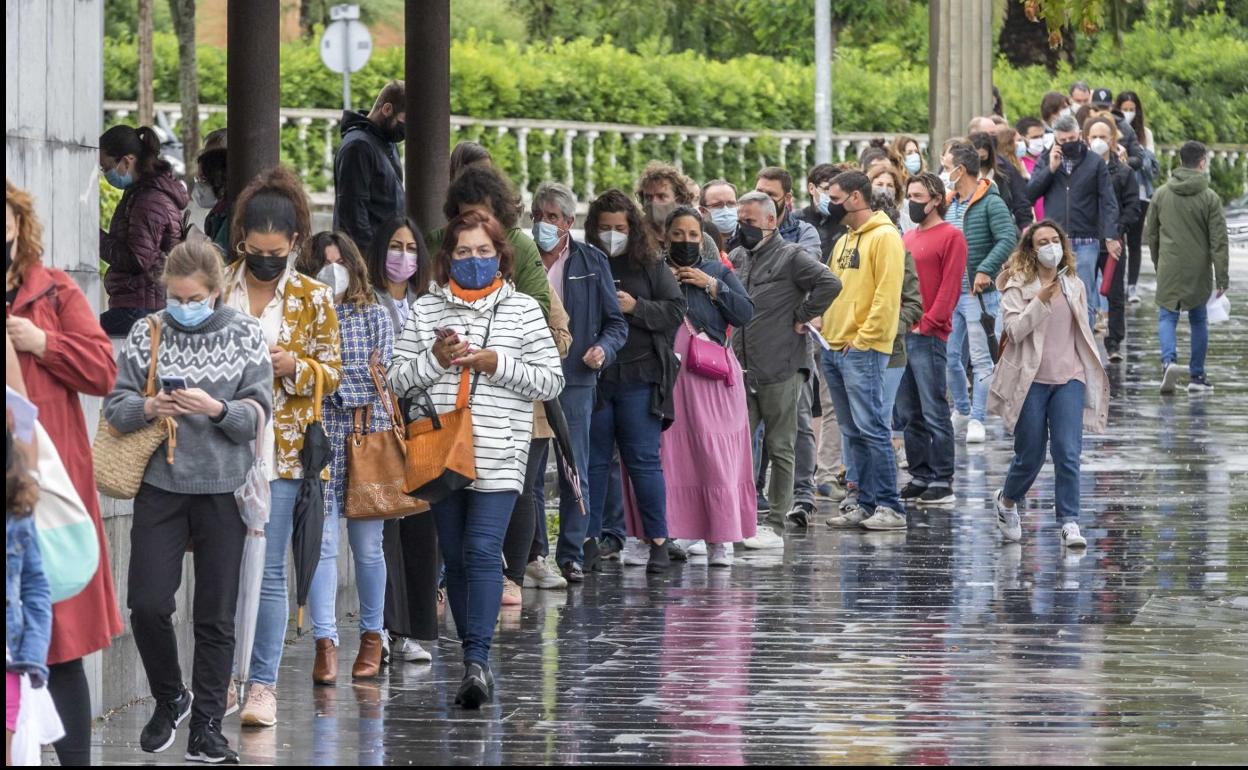 Colas para vacunarse el domingo por la mañana en el Palacio de Exposiciones. 