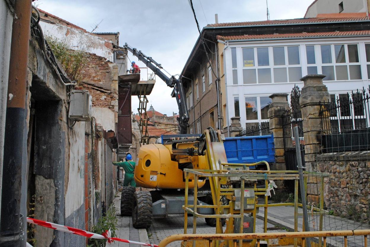 Labores de derribo de los inmuebles en ruina.