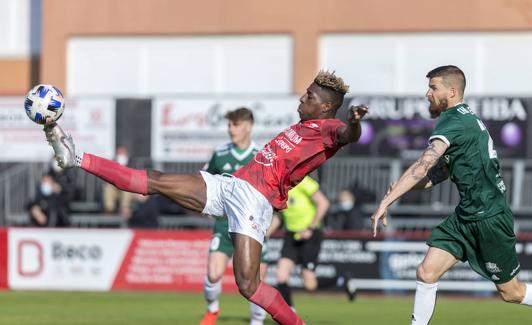 Siafa intenta controlar el balón en un partido con el Laredo. 
