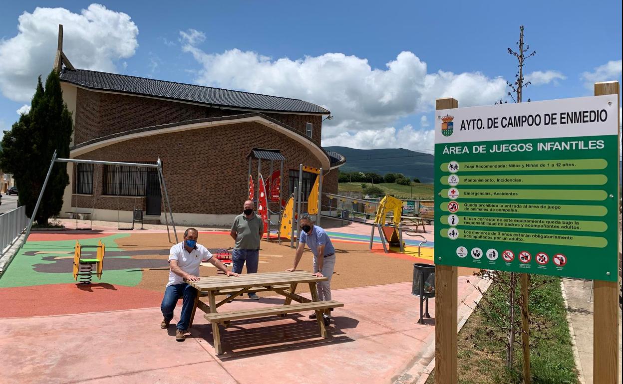 El parque infantil que ha sido remodelado, junto a la iglesia de Matamorosa 