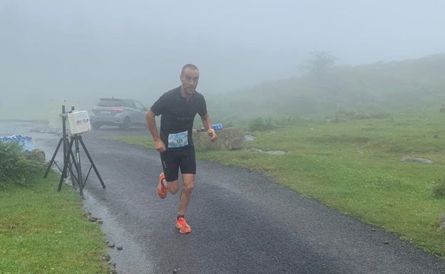 Imagen principal - Participantes en la Marcha de alta Montaña este año en Guriezo.