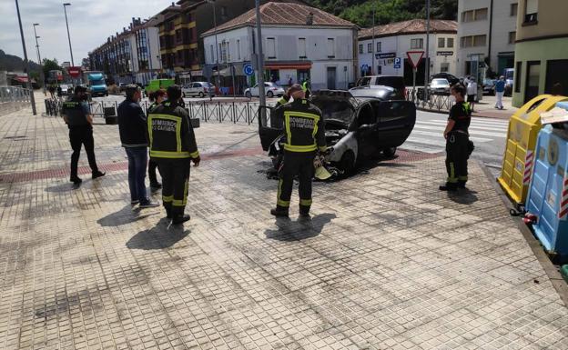 Imagen principal - Un conductor escapa de su coche en llamas por el centro de Unquera