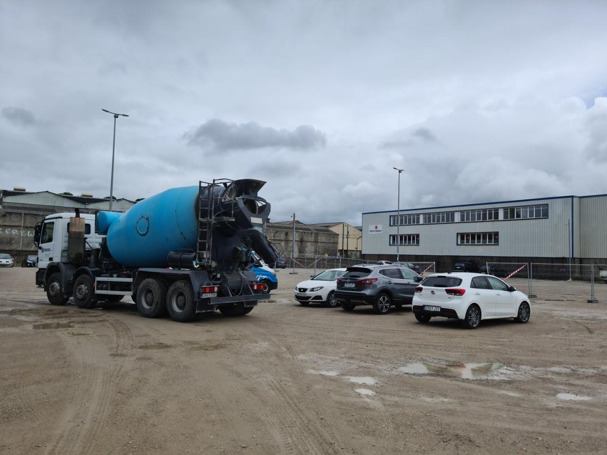 Una hormigonera circula junto a varios vehículos en el estacionamiento de La Vidriera.