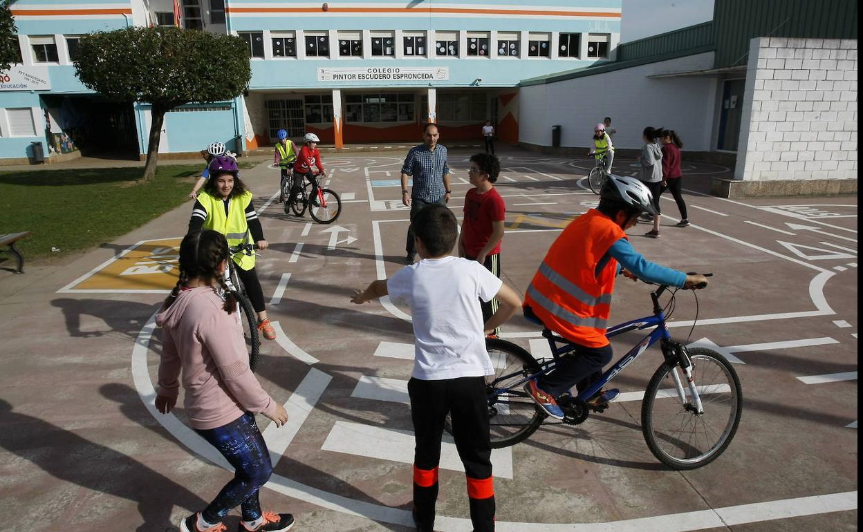 Torrelavega aumenta las ayudas a libros y material escolar del próximo curso