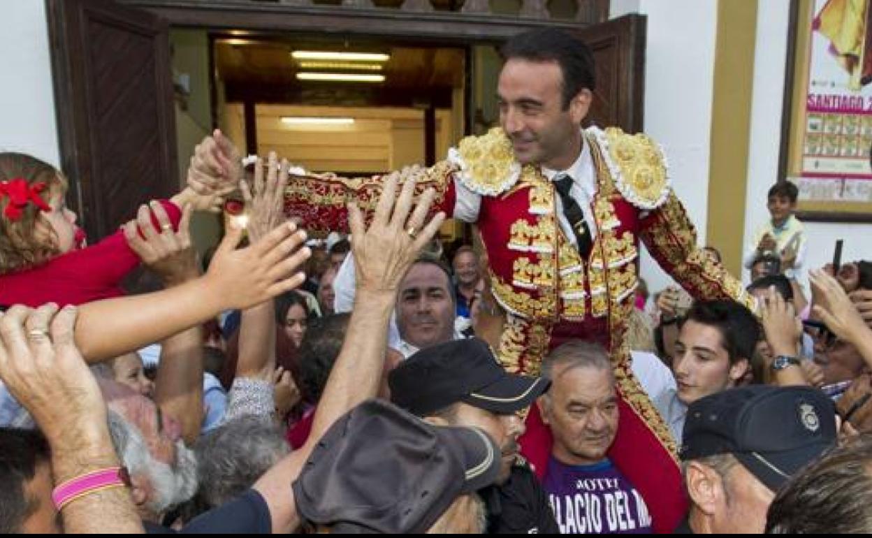 Ponce saliendo a hombros de la plaza de Santander.