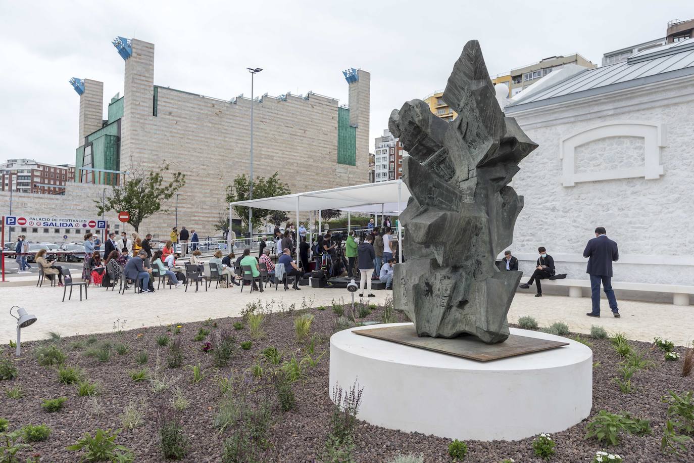 La escultura 'Bóveda para el hombre-Tramontana' de Pablo Serrano, es la imagen exterior del centro