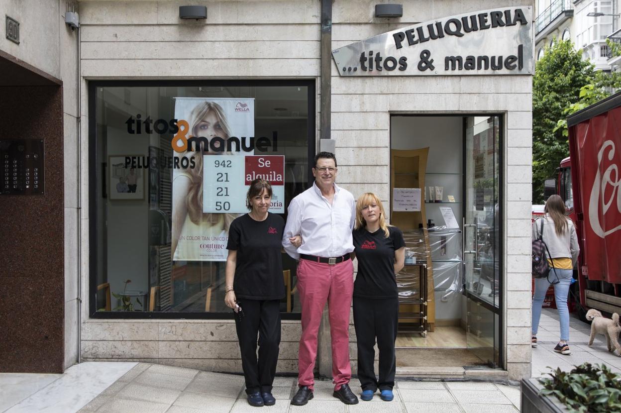 La peluquería Titos y Manuel cierra tras cincuenta años en Hernán Cortés