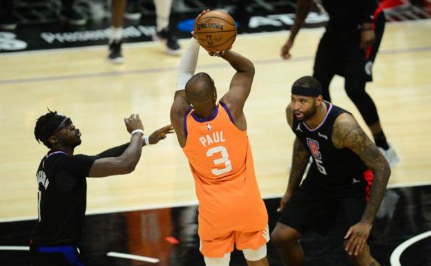 Chris Paul lanza a canasta durante el encuentro.