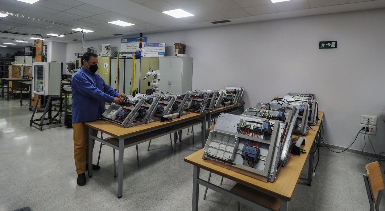 El director del IES Zapatón, Eduardo Solís, en una de las aulas del nuevo edificio del centro. 