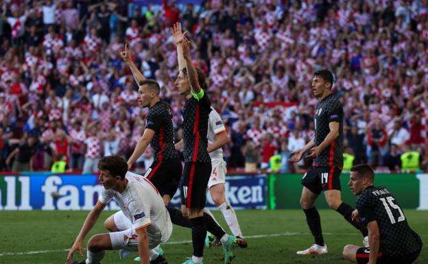 Los jugadores de Croacia reclaman una acción en el partido ante España de octavos de final de la Eurocopa 