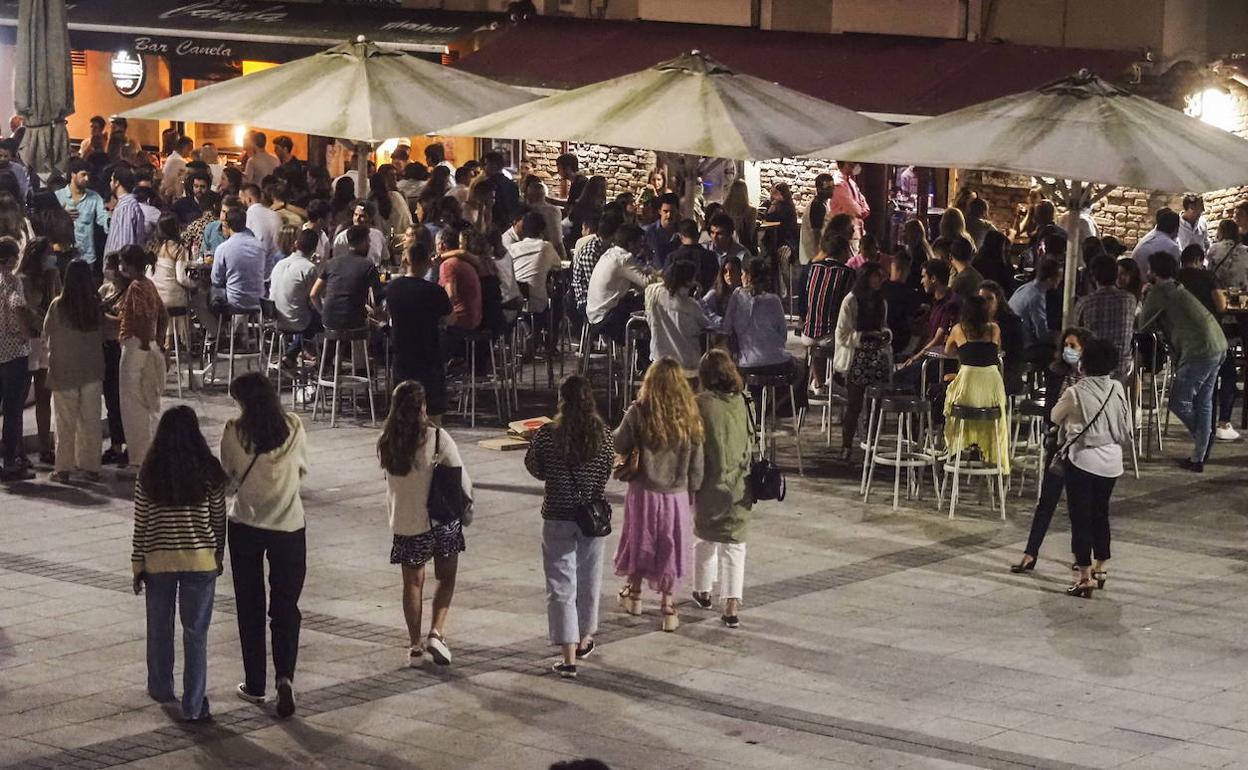 Jóvenes en la Plaza de Cañadío.