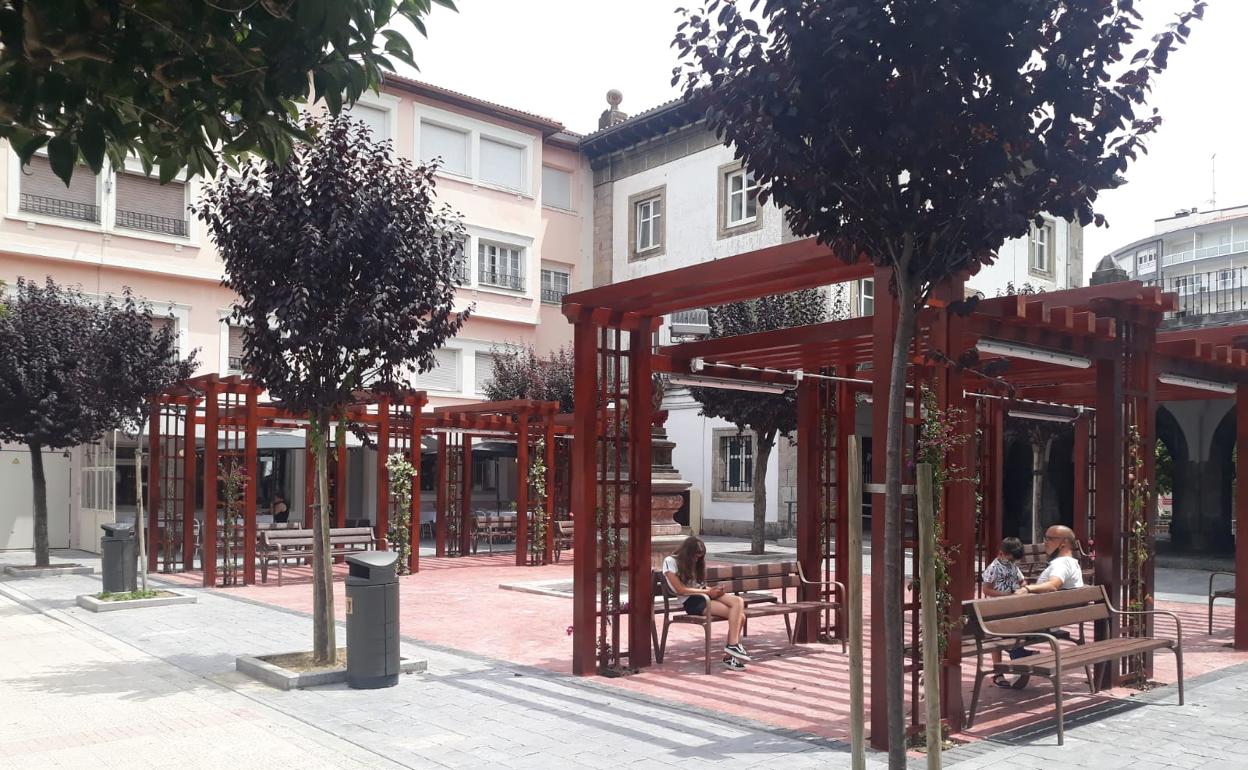 Los ciudadanos disfrutan ya de la recién inaugurada plaza de Los Leones. 