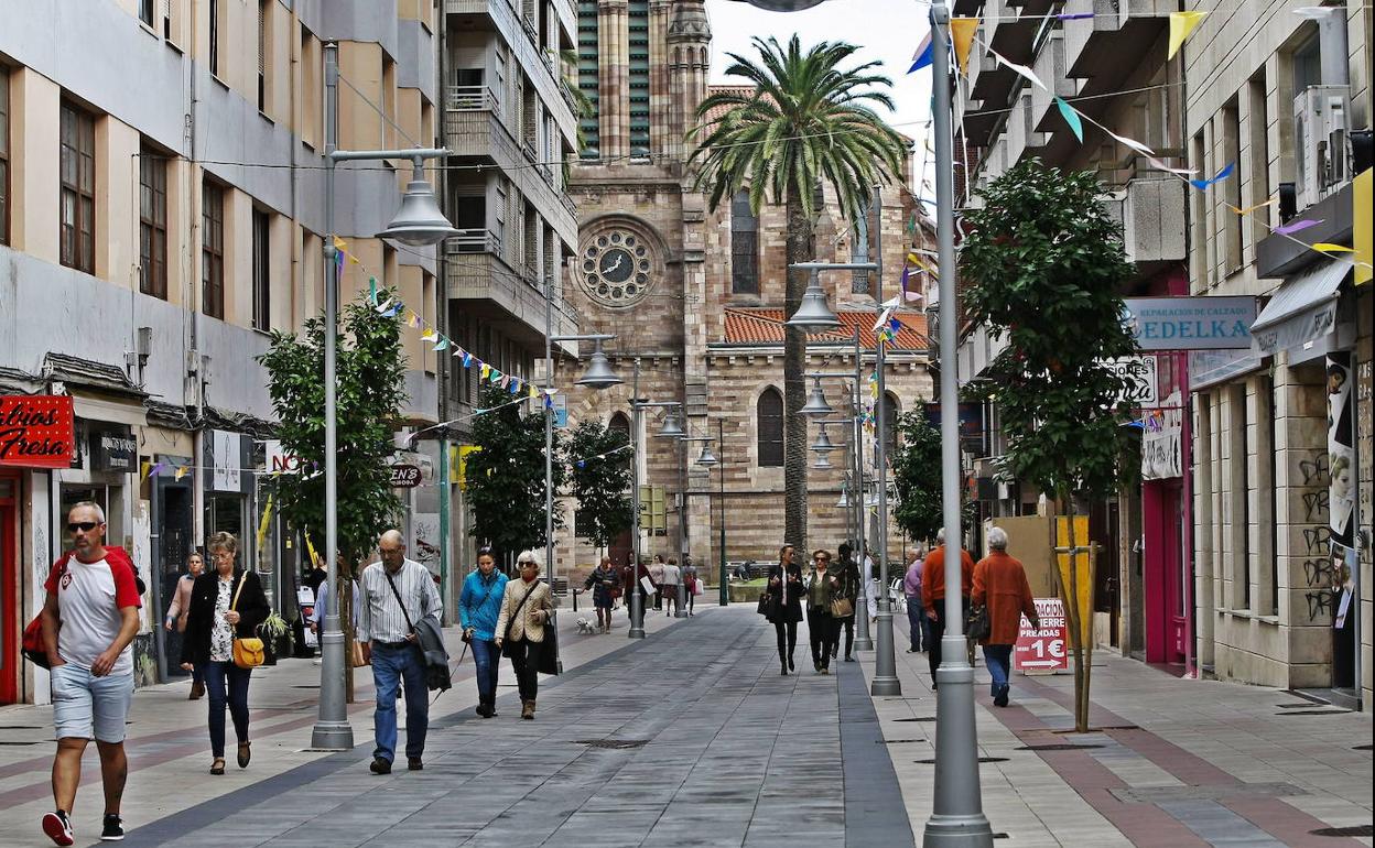 Gente paseando por la calle Consolación de Torrelavega.