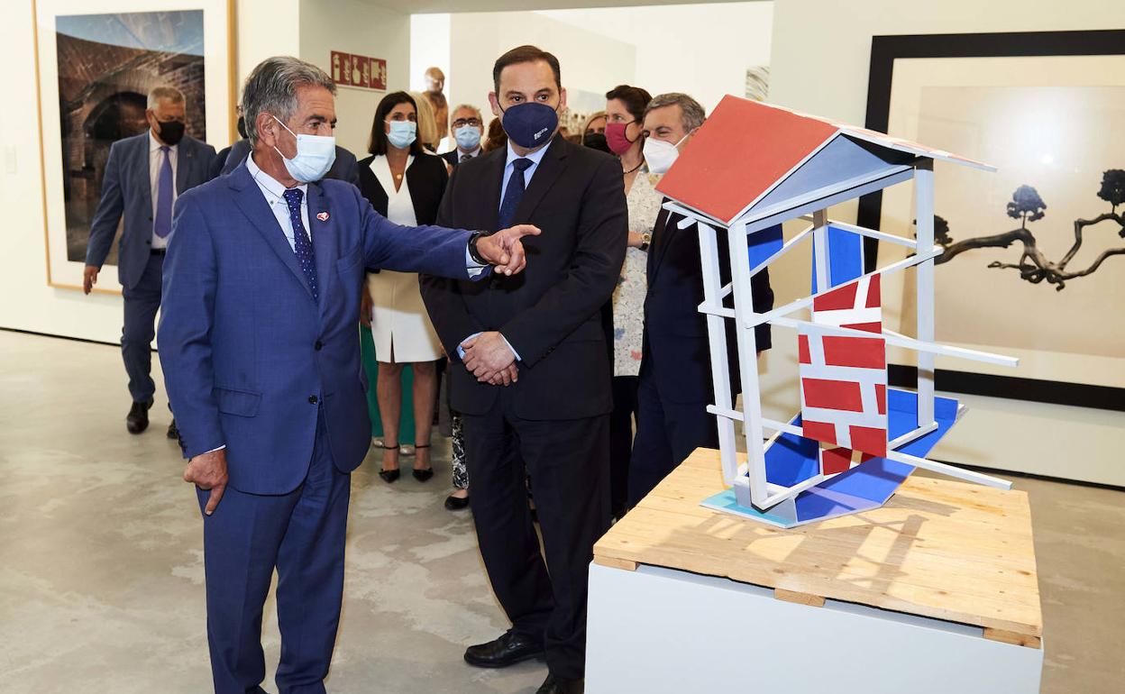 Revilla y Ábalos, durante la visita del ministro a Cantabria este jueves.