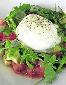 Imagen secundaria 2 - A la derecha, bogavante frito con patatas, huevos y salsa brava. A la izquierda, burrata pasiega con tomate.