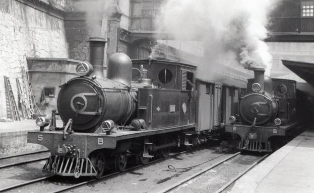 Imagen del año 1960 en la que aparecen dos trenes en el interior de la estación La Concordia de Bilbao. 