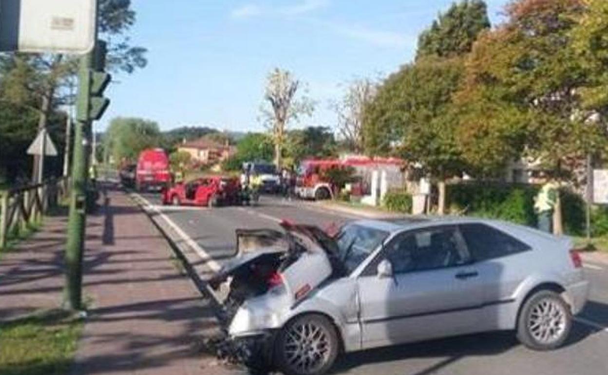 En primer término el vehículo del acusado y al fondo el de las víctirmas, horas después del accidente mortal.