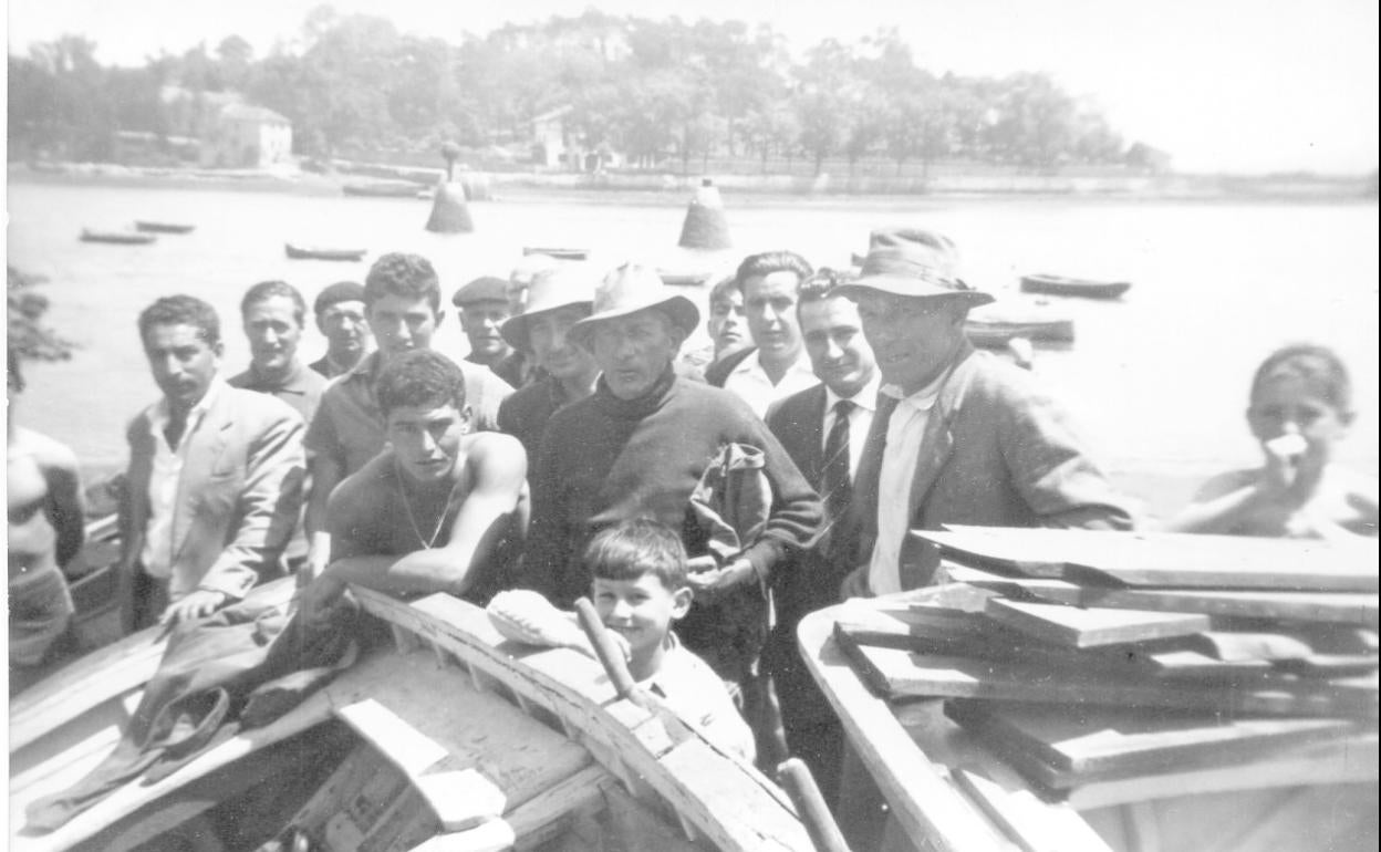 Años 60. Pescadores y curiosos en la rampa: chaval tolete Juanji. Tamayo, Campuzano, Pinilla, Paco el de la grúa, Campuzano, Sevio Maza, Tonio Maza, Cheri Castillo, Mingo García, Pinilla, entre otros.