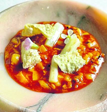 Bacalao. Callos melosos con puerro y crujiente de su propia piel. 