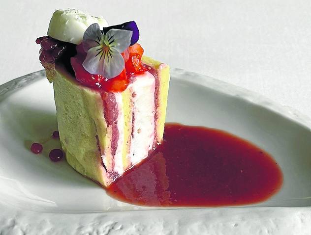 Postre dulce. Brazo rellenos de fresas y coco con una sopa de las propias fresas infusionadas y aromatizadas. 