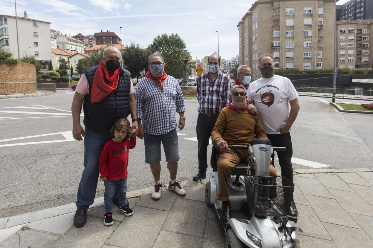 Vecinos de Tetuán: Miguel Ángel Ponte con el pequeño Alejandro; Juan Olmo 'Mora', Enrique R. G., Juan Carlos Dueñas, Sergio Uribe y 'Chuco' Zaldivar.