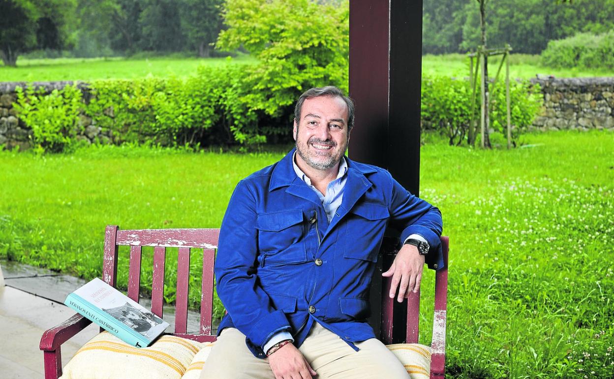 Ángel Sáenz de Cenzano, en el jardín de su casa de Roiz.