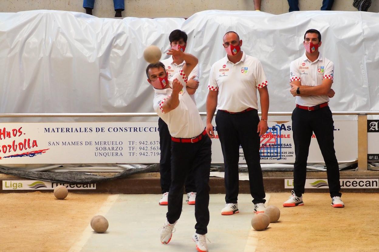 Óscar González, al tiro para Andros La Serna con Mario Pinta, Lolo Lavid y Pablo Lavín al fondo