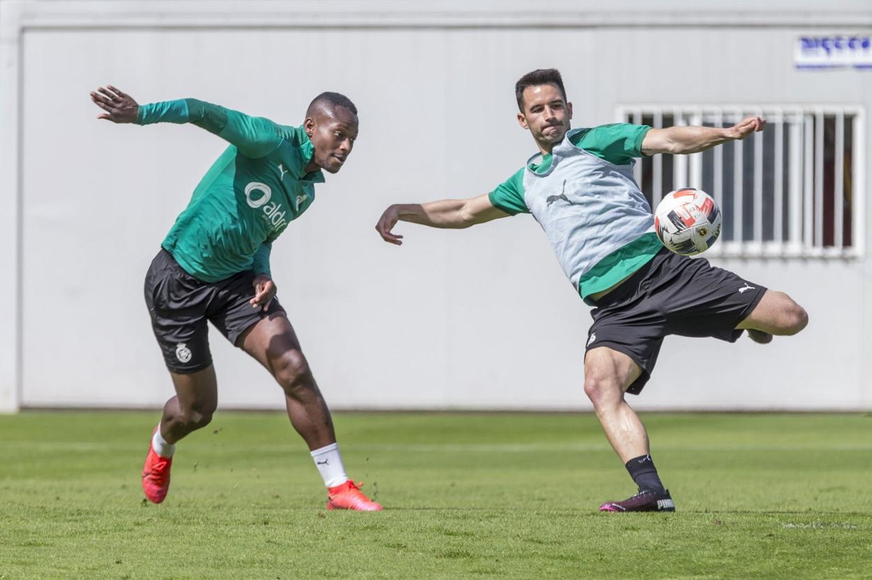 Cedric e Isma López, dos de los futbolistas que permanecen de la temporada pasada. 