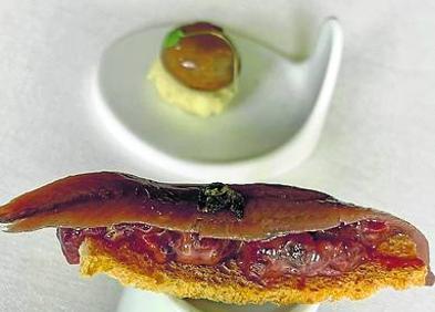 Imagen secundaria 1 - Aperitivos. Mini hamburguesa de pastrami. Abajo, galleta de brandada con bacalao, bombón de caza y tosta de steak tartar de vaca tudanca y anchoa del Cantábricoo; y emulsión de mejillones.