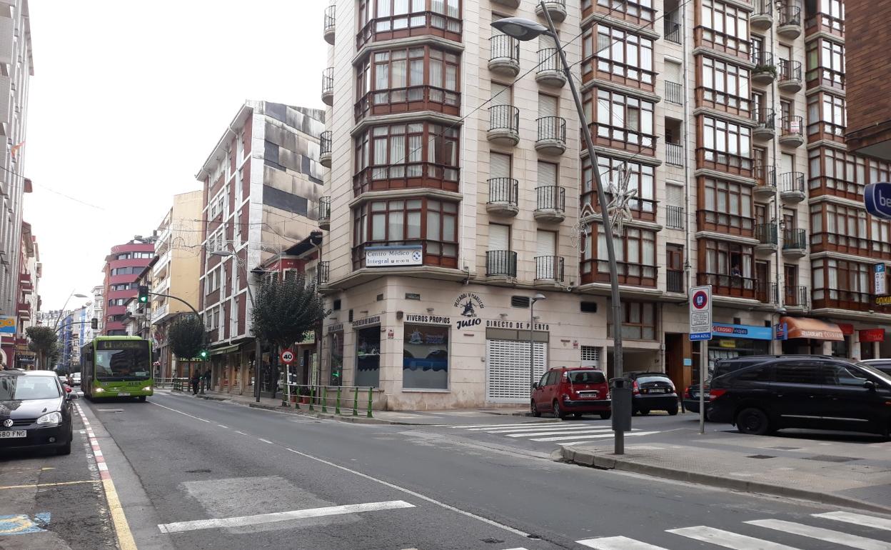 Autobús urbano circulando por la céntrica calle castreña de La Ronda.