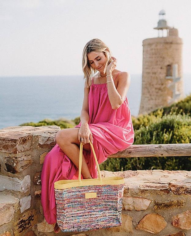 Anna Ferrer sostiene el bolso Marrakech en color amarillo.