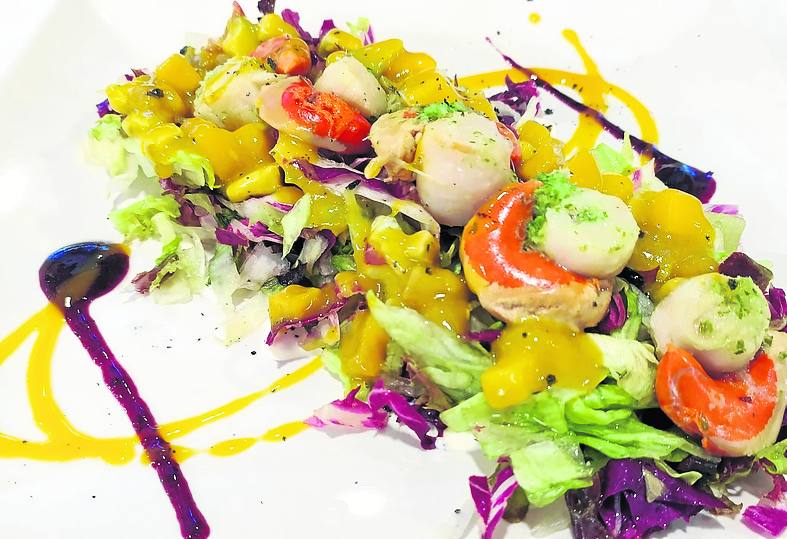 Ensalada de zamburiñas y vinagreta de mango y aguacate. 